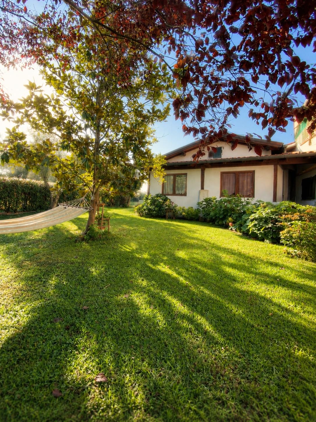 Amaca all'ombra degli alberi nel giardino del B&B